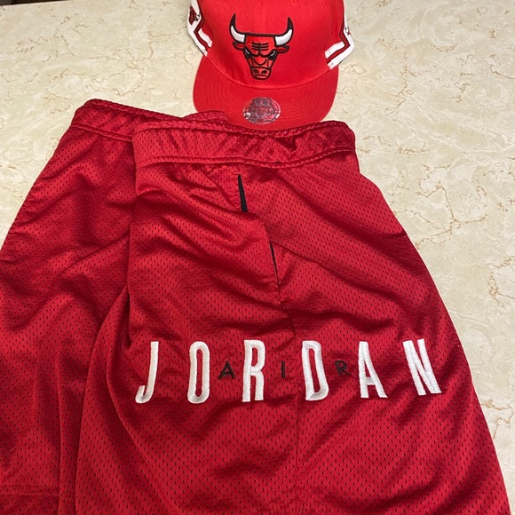 Jordan Shorts (used)Mens L in amazing condition New Mitchell & Ness Snap Back . - Picture 1 of 10